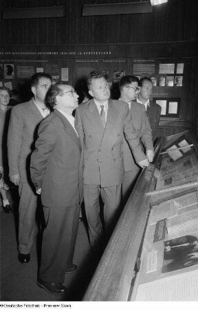 Dimiter Popoff (3.v.r.), Raitscho Kirkoff (2.v.r.) und Wassil Baeff (links) mit weiteren Gästen während einer Führung