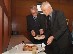 SLUB, Ausstellung "Die Kunst zu essen und zu genießen" : Feierliche Übergabe der Schenkung durch Walter Putz und Ausstellungseröffnung am 21. September 2007. Prof. Jürgen Hering und Dr. Thomas Bürger beim Tortenverkosten
