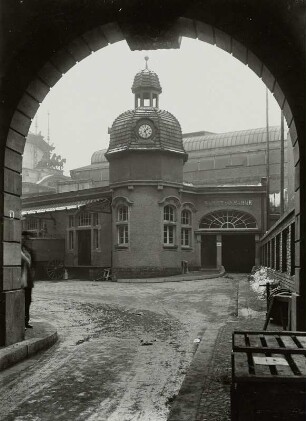 Leipzig, Brandenburger Straße. Postgebäude (wohl um 1910/1915). Teilansicht durch einen Torbogen. Hofgebäude des Güterverkehrsgebäude der Reichsbahn (sog. "Torhaus" hinter dem ehem. Kristallpalast), Hofansicht gegen Alberthalle