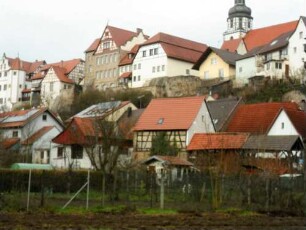 Stadtbild-Ansicht von Süden nach Westen-Oberstadt mit Stadtkirche über Stadtmauer (Wehrgang mit Steinbrüstung abgetragen)