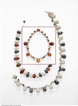 Kette bestehend aus runden, ovalen und tropfenförmigen Perlen