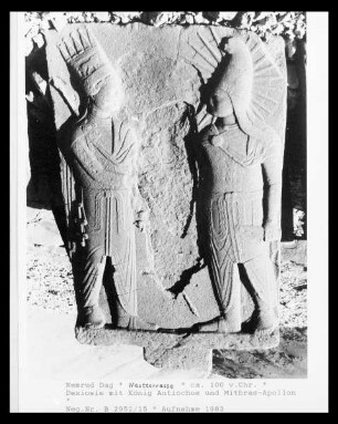 Ostsockel, Reliefplatte mit Dexiosis zwischen Antiochos I. und Apollo-Mithras