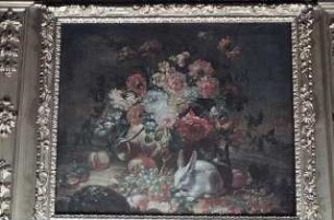Blumenstilleben mit weißem Kaninchen