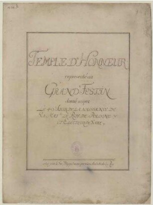 Titelblatt: "TEMPLE D' HONNEUR representé au GRAND FESTIN donné aupre LE 49 JOUR DE LA NAJSSANCE DE SA MAJ te LE ROY DE POLOGNE c ET LECTEUR DE SAXE c / erige par le Sr. Pöppelman premiere Architecte du Roy" : Titelblatt, Johann Friedrich Wentzel, 1718. Pinsel in Wasserfarbe/Papier. 44,5 x 32,8 cm. Bez.: "TEMPLE D' HONNEUR representé au GRAND FESTIN donné aupre LE 49 JOUR DE LA NAJSSANCE DE SA MAJ te LE ROY DE POLOGNE c ET LECTEUR DE SAXE c / erige par le Sr. Pöppelman premiere Architecte du Roy". Oben rechts alte Sign.: "No. 312. b" (Tinte und Graphit).