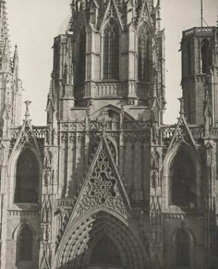 Barcelona. Spanien. La Catedral de la Santa Creu i Santa Eulàlia - die gotische Kathedrale von Barcelona . Hier die Rose über dem Hauptportal