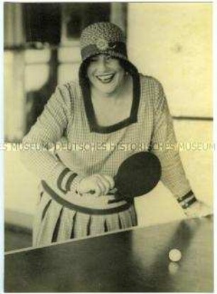 Opernsängerin Maria Müller beim Tischtennis-Spiel an Bord des Hochseepassagierdampfers "Bremen"