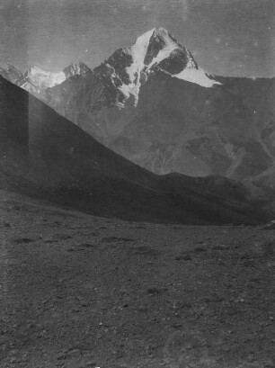 Gipfel : Ein schneebedeckter Gipfel im Tian Shan Hochgebirge