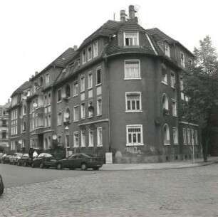 Dresden-Pieschen, Riesaer Straße 40/42. Doppelwohnhaus (um 1905). Eckansicht mit Fassade Trachenberger Straße