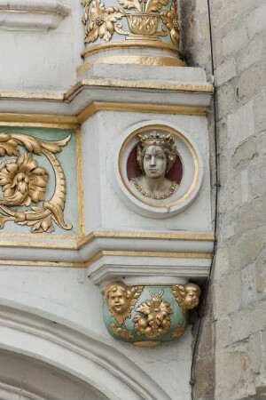 Brügger Freiamt & Brugse Vrije — Hauptfassade — Medaillon Kopf