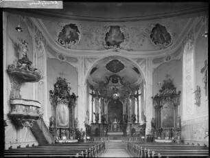 Königsheim Kirche Innenansicht Richtung Altar Chor