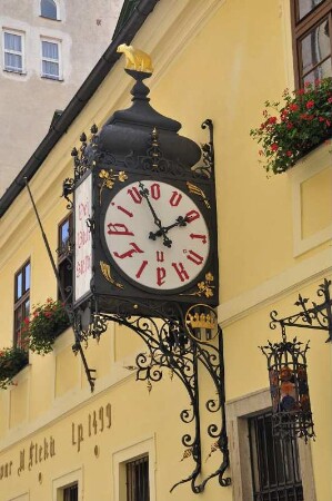 Bierlokal : U Fleku, Prags berühmtestes Bierlokal in der Neustadt, ist im neugotischen Stil eingerichtet. Wahrzeichen ist die große Bieruhr an der Aussenfassade.