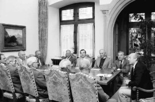 Freiburg: Regierungspräsidium; Regierungspräsident Nothhelfer, Weinbausachverständige, Gruppen