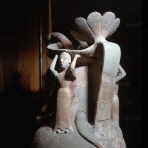 Athen. Kerameikós-Museum. Krug mit plastischem Dekor, Mitte 7. Jh. v. Chr., Gesamthöhe 50cm