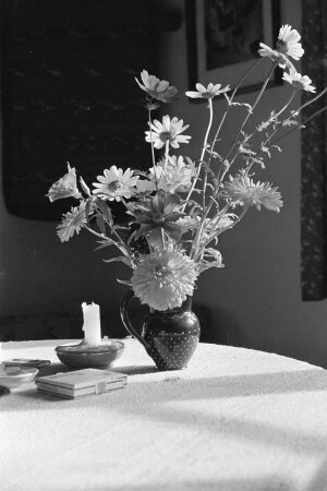 Vase mit Blumen im Teupitzer Wochenendhaus.