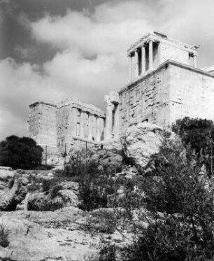 Athen. Akropolis. Aufgang mit Propyläen, Niketempel und Agrippa-Monument