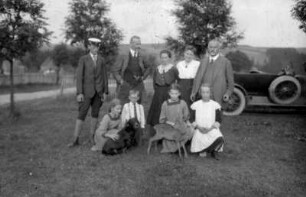 Familienfoto in der Nähe des Forstamtes