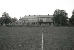 Dresden, Zellescher Weg. Sportplatz (heute Standort der Sächsische Landesbibliothek - Staats- und Universitätsbibliothek (SLUB)). Blick nach Westen gegen Turnhalle
