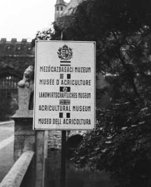 Budapest, Hinweisschild Landwirtschaftliches Museum : Ungarn, Budapest. Hinweisschild Mezöcazbasaci Muzeum