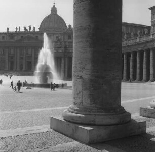 Rom, Petersplatz (Piazza San Pietro), Blick aus den Kolonnaden über den Platz auf den Petersdom