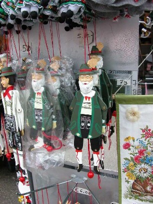 Salzburg - Trachtenhampelmänner : Souvenirkitsch. Aufgenommen in der Altstadt von Salzburg, 2004