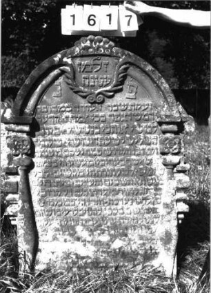 Grabstein 1617 (Index: 100097836) Maße HxBxT: 122x89x14 cm Symbolik: Krone, Kranz Besonderheit: kulturhistorisch wertvoll / künstl.-formale Gründe (Inschrift): Grabstein 1617