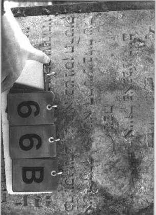 Grabstein 66 (Index: 99786693) Zustand: Inschrift z. T. abgeblättert Besonderheit: kulturhistorisch wertvoll / künstl.-formale Gründe (Inschrift); - keine Maßangaben: Grabstein 66B
