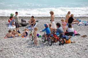 Nizza - Kieselstrand : Familien am Strand, Zentrum von Nizza. 2006