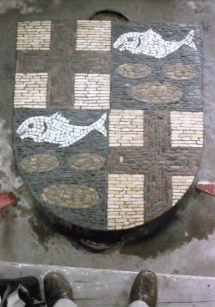 Freiburg: Bauhof, Wappen des Erzbischof Dr. Saier in Rheinkieselmosaik