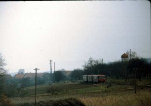 Maitis Schienenbus 797 505_Beiwagen Baureihe 997 Bahndamm