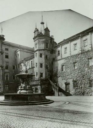 Dessau, Residenzschloss, Westflügel mit Wendelstein, sog. Johannbau, und Brunnen