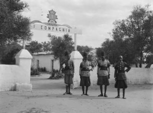 Soldaten : Im Dienst der Italiener stehende Soldaten vor einer Kaserne der 1. Kompanie des Turitto-Bataillons nahe der Stadt Segeneiti