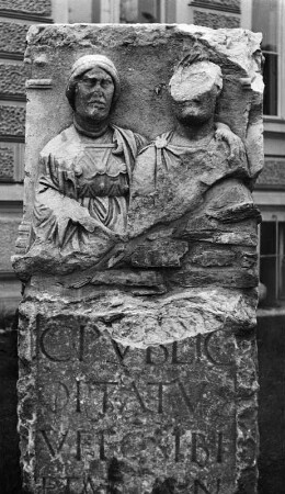 Grabstein eines Ehepaares : Grabstein eines Ehepaares. Marmor (151/200). Klagenfurt: Landesmuseum für Kärnten, Provinzialrömische Archäologie, Inventar-Nr. 83