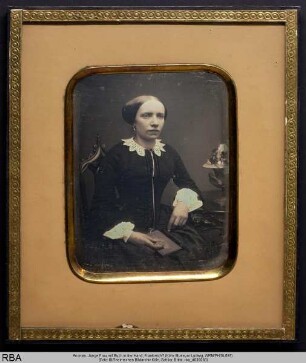 Junge Frau mit Buch in der Hand