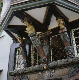 Bad Neuenahr-Ahrweiler. Wohnhaus Niederhutstraße. figürliche Stützen des Erkers