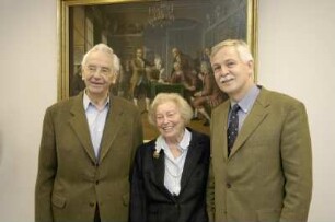 Dr. Eberhard Ernst, Schenker der Talleyrandsammlung, mit seiner Frau Ursula und Dr. Thomas Bürger im Sitzungszimmer der Generaldirektion