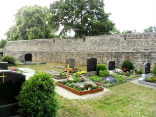 Kirchhof im Norden nach Westen mit Kirchhofmauer und Umgang mit erhaltener Steinbrüstung sowie Schießscharten (hölzerner Laufgang und Regendach im 18 Jh entfernt) in Übersicht