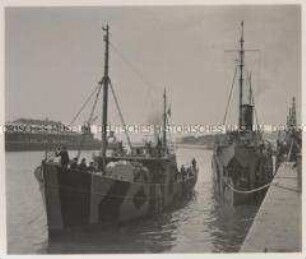 Wehrmachtssoldaten, An der Atlantikküste, Vorpostenboot, Das Boot legt, von draußen kommend, an. Vorn steht der Mann mit der Vorleine klar.