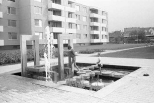 Inbetriebnahme der neuen Brunnenanlage von Architekt Prosper Colling in der Richt-Wohnanlage.