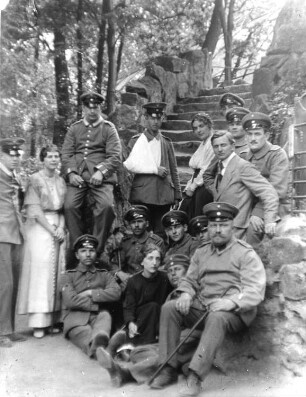 1. Weltkrieg. Gruppenportrait (mit Soldaten) an einer Treppe, wohl während eines Ausfluges