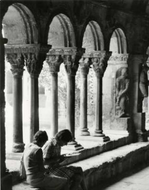 Touristen im Kreuzgang von Arles