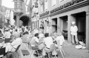 Freiburg: Vollbesetzter Münsterplatz vor dem Kaufhaus