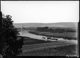 Holzminden. Blick vom Kiekenstein Richtung Altstadt mit Weserkai und Dampfer