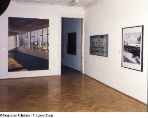 Raumaufnahme : Raumaufnahme mit Arbeiten von Edwin Zwakman, Alexander Timtschenko und Bernard Voïta in der Ausstellung: True Fictions - Inszenierte Fotokunst der 1990er Jahre. Kunst Haus Dresden, Galerie für Gegenwartskunst, 16.08.2002-27.10.2002