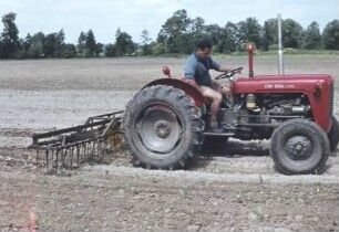 Ackerbürste am Traktor IMT 533