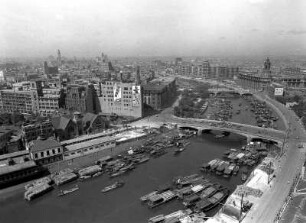 Stadtansicht mit von Brücken überquertem Fluss
