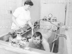 Physiotherapie im Silikose-Sanatorium für Bergarbeiter in Thüringen