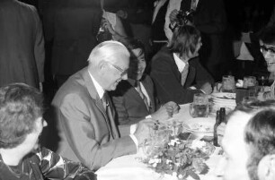 24. Tagung 1974 Chemiker; Studentenabend mit den Nobelpreisträgern: Tisch mit Adolf Butenandt