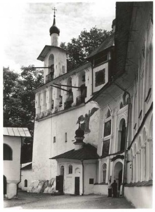 Petschory bei Pskow, Russland. Höhlenkloster, Klosterkirche und Glockenturm (16.-17. Jh.). Außenansicht