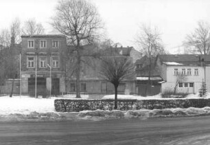 Klingenthal, Leninplatz (Marktplatz). Wohnhäuser mit Läden. Straßenfront
