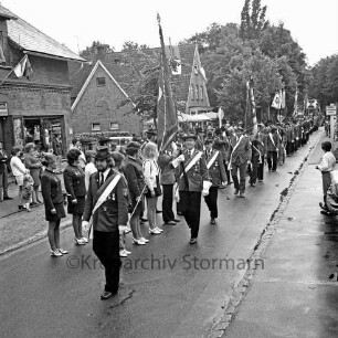 Volks- und Schützenfest: Festumzug: Marktplatz: Aufmarsch der Schützenvereine mit Fahnenabordnungen: an Straßenrändern Zuschauer: Gebäudefassaden mit Fahnenschmuck, 5. August 1973